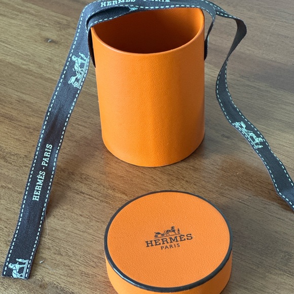 Hermès Vibrant Orange Gift Box with Elegant Black Ribbon - Picture 2 of 3